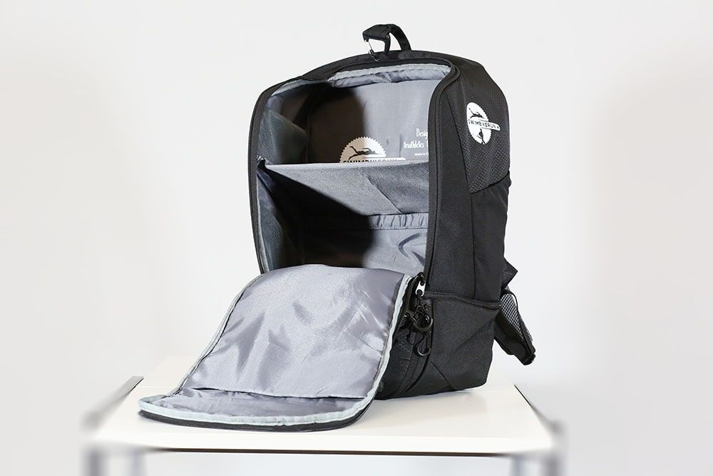 Стартовый рюкзак имеет несколько отсеков